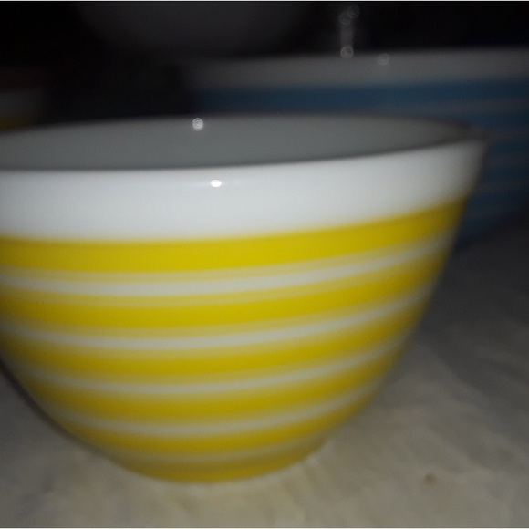 Vintage PYREX RAINBOW CANDY-STRIPED Nesting Mixing Bowls. - Picture 7 of 13